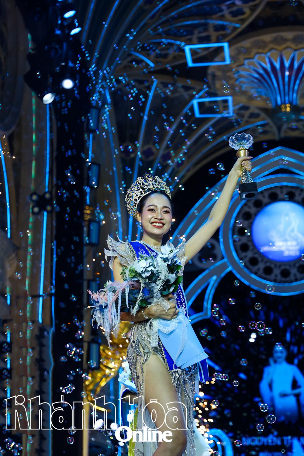 ស្នាមញញឹមដ៏ស្រស់បំព្រងនៃបវរកញ្ញាវៀតណាមថ្មីសមុទ្រ និងកោះ - ង្វៀន ធី មៃលីន ក្នុងជំហានដំបូងរបស់នាងនៅលើបល្ល័ង្កថ្មី។