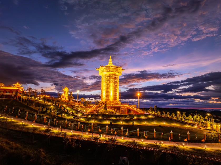 Samten Hills Dalat lung linh về đêm.