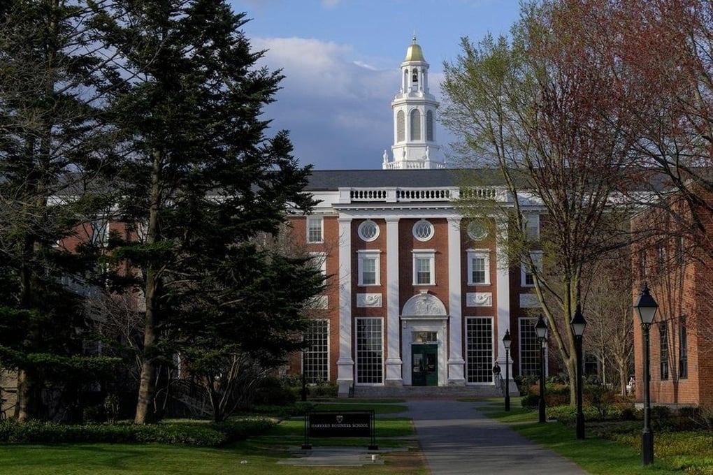 Mỹ yêu cầu các đại sứ quán tăng cường rà soát visa liên quan Harvard - 2