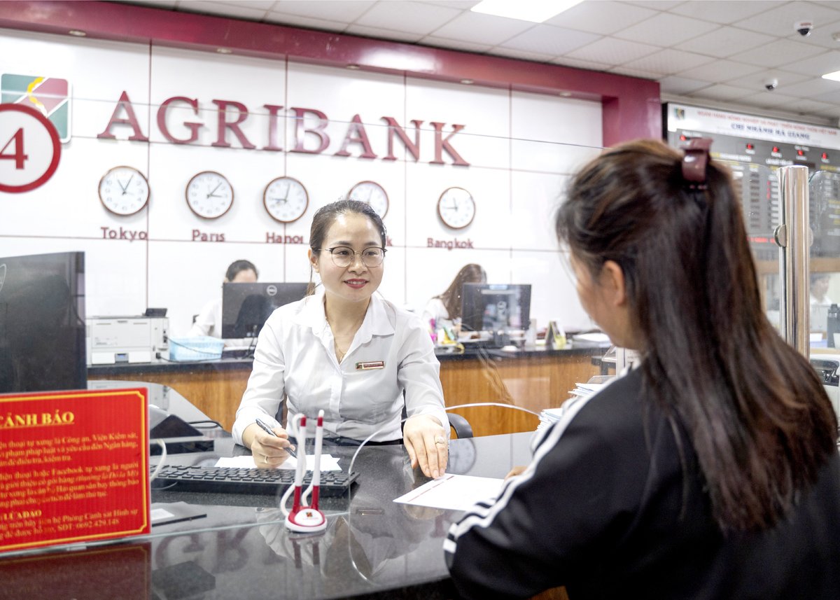 Khách hàng giao dịch tại Agribank Chi nhánh tỉnh Hà Giang.
