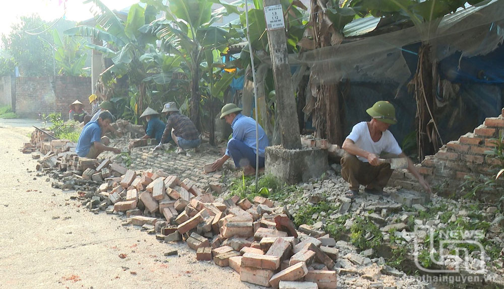 Hội viên nông dân phường Tiên Phong (TP. Phổ Yên) ra quân giải tỏa hành giao thông, phục vụ thi công đường liên tổ dân phố Giã Thù 1 và Đồng Xuân.