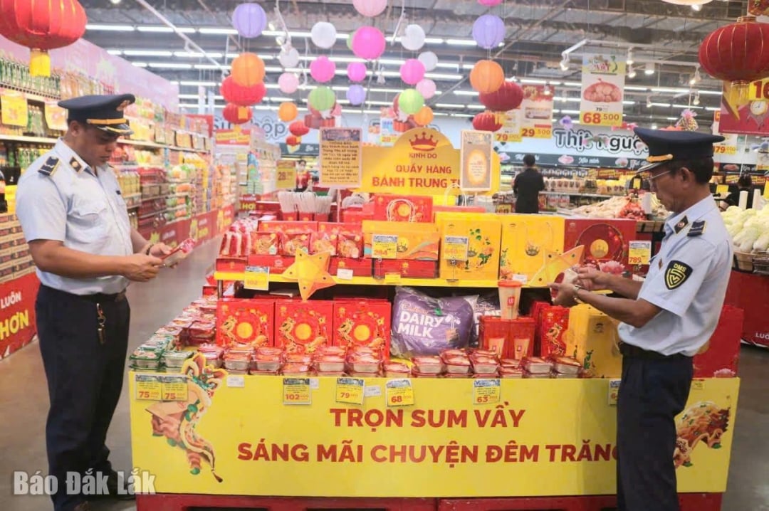 L'équipe de gestion du marché n° 1 (Département provincial de gestion du marché) vérifie la qualité des gâteaux de lune vendus dans les supermarchés de la ville. Illustration de Buon Ma Thuot
