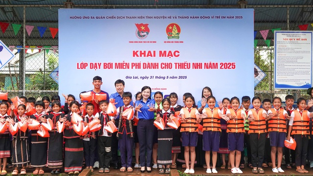 Kình ngư số 1 Việt Nam Nguyễn Huy Hoàng dạy bơi cho trẻ em miền núi Gia Lai- Ảnh 1.