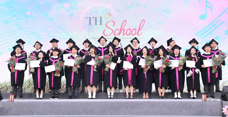 École TH Vinh : La première cérémonie de remise des diplômes marque le succès du modèle d'éducation internationale à Nghe An