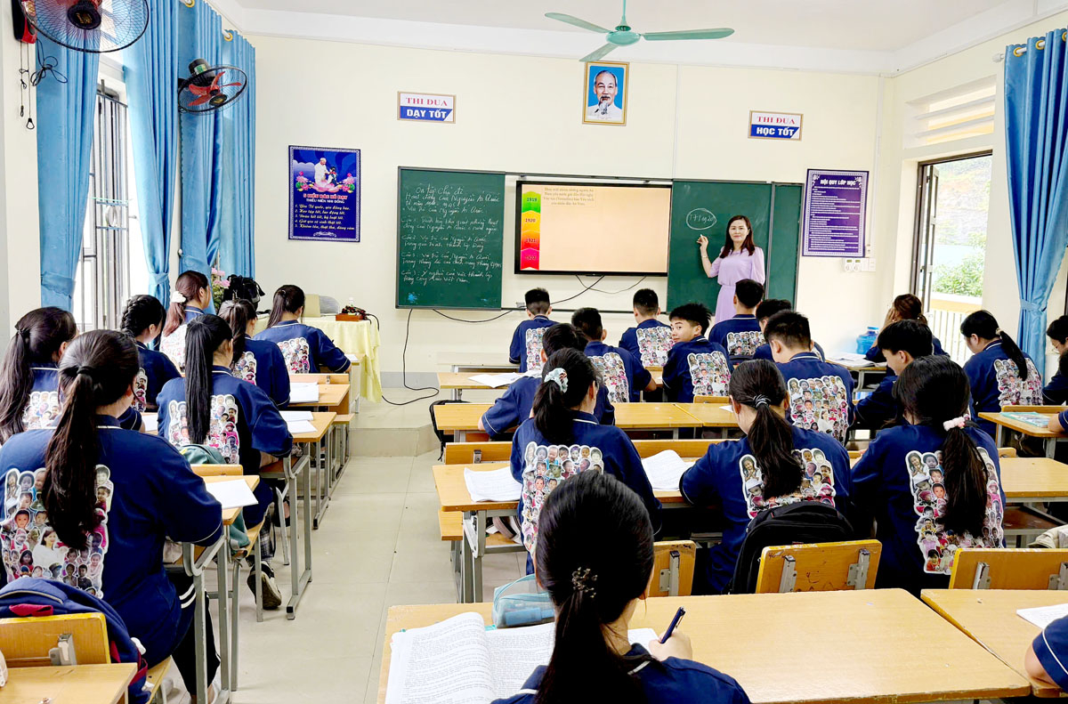 Grade 9 students at Yen Minh town Secondary School are actively reviewing.