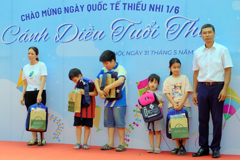 Thiếu nhi hào hứng tìm hiểu văn hóa dân gian qua hàng trăm mẫu diều truyền thống ảnh 4