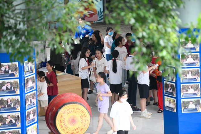 'Nghẹt thở' đua vào Trường Nguyễn Tất Thành, 1 chọi 18 ảnh 3