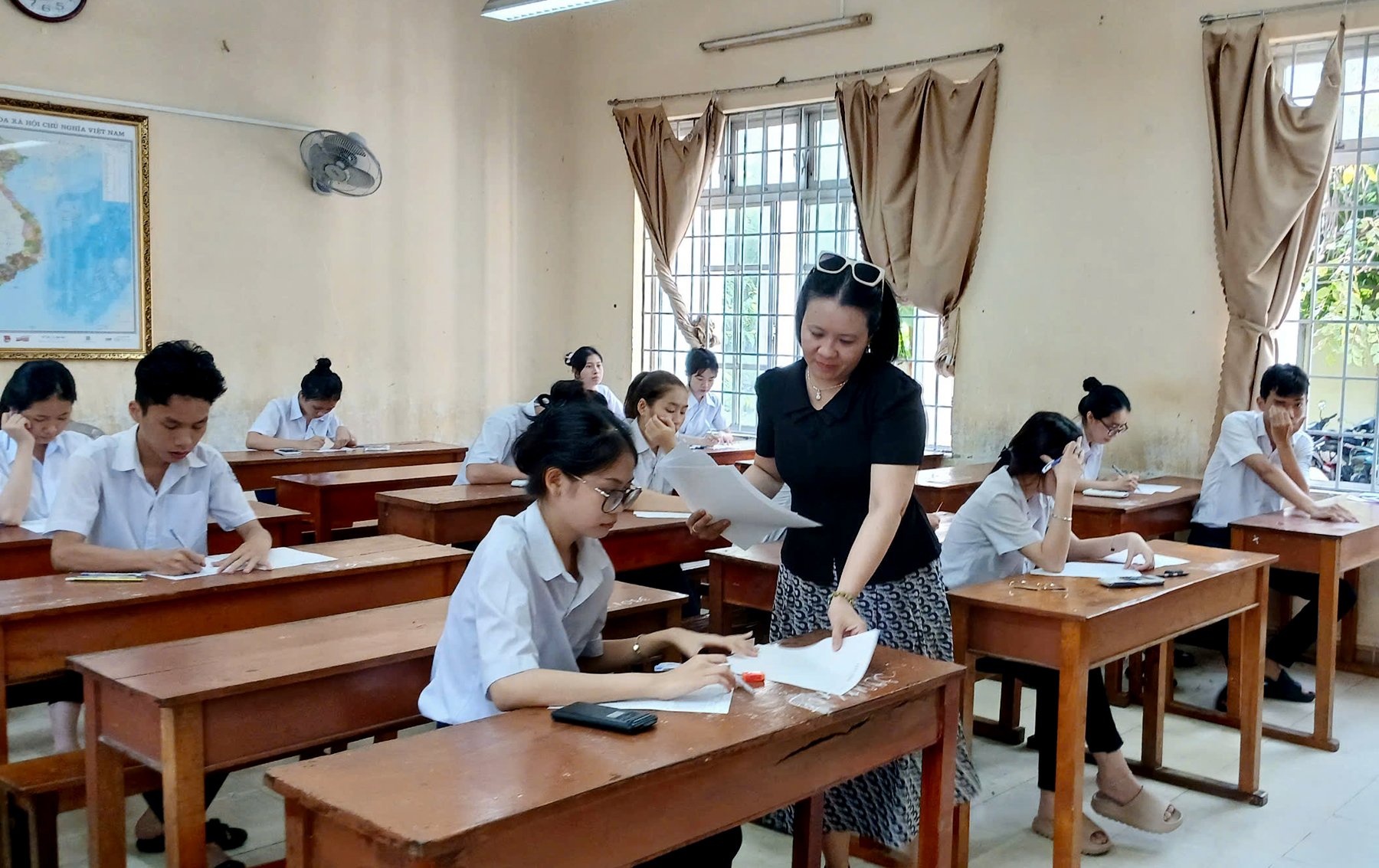 Các trường tổ chức ôn tập, thi thử tốt nghiệp THPT để củng cố kiến thức cho học sinh. Trong ảnh, Trường THPT Nguyễn Trãi tổ chức thi thử tốt nghiệp THPT , giúp các em làm quen với cấu trúc đề thi, cách làm bài thi, hình thức tổ chức thi theo chương trình giáo dục phổ thông 2018. Ảnh: TRUNG HIẾU