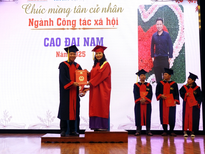 Trao bằng tốt nghiệp cho gần 370 tân cử nhân- Ảnh 2.