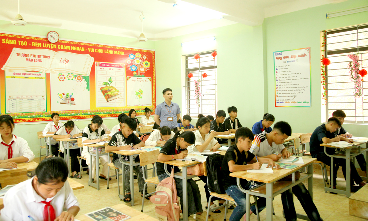 Math review session for 9th grade students at Mau Long Secondary School for Ethnic Minorities (Yen Minh).