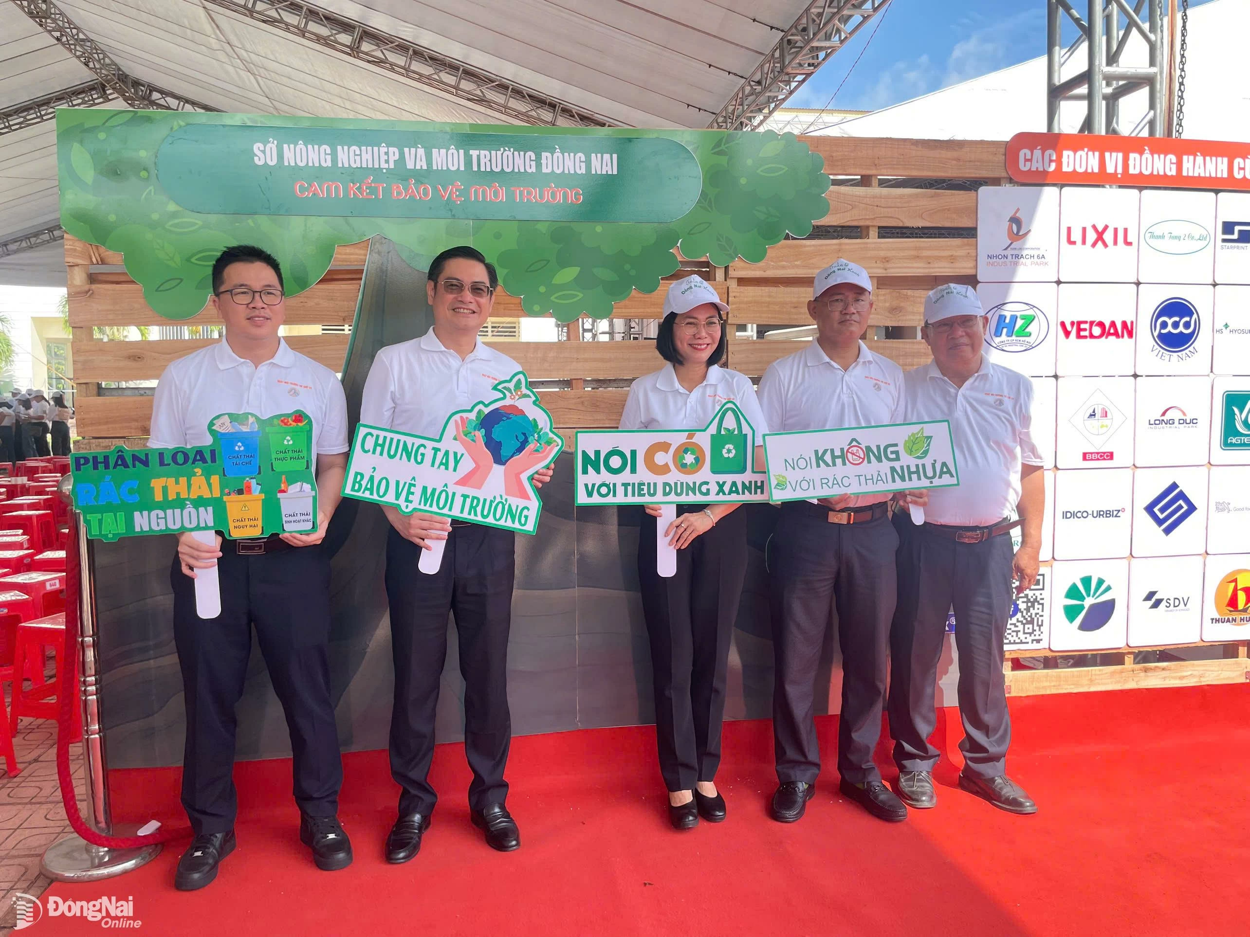 Phó chủ tịch UBND tỉnh Nguyễn Thị Hoàng (giữa) chụp hình với chủ để  tại sự kiện. 