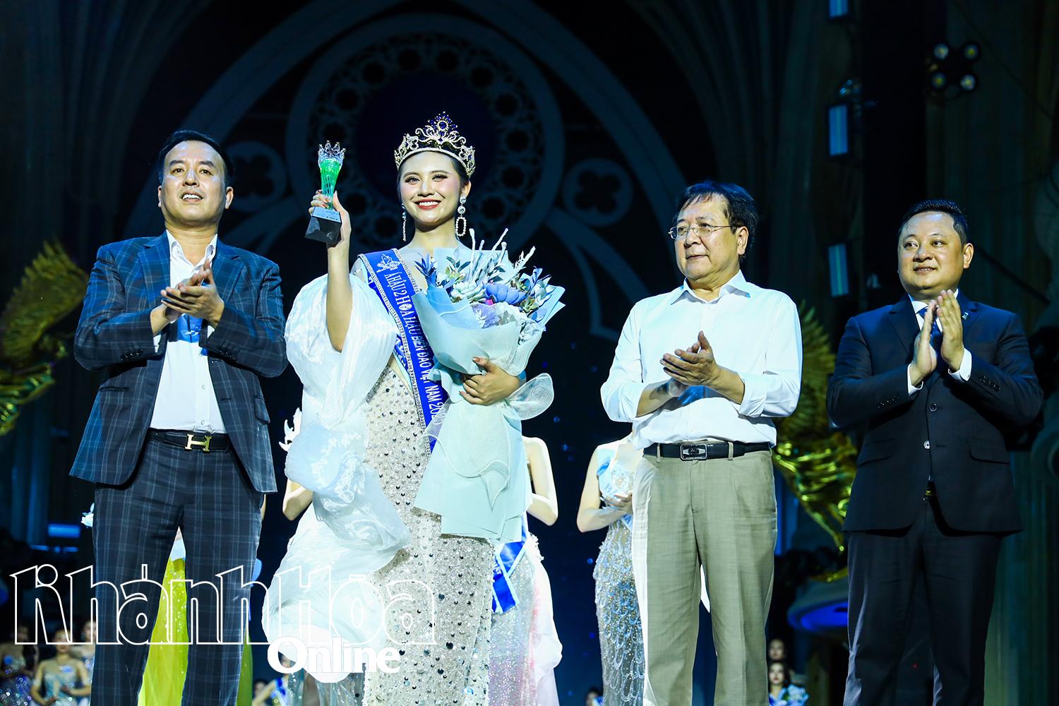 តំណាងគណកម្មាធិការរៀបចំពិធីប្រគល់រង្វាន់ជ័យលាភីលេខ២ ដល់សម្រស់ Nguyen Tuong Vy។