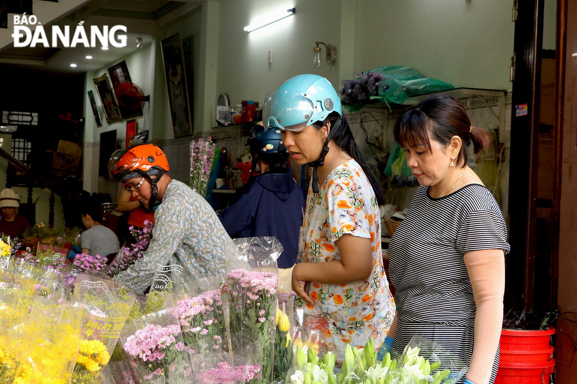 Hoa tươi có giá cả ổn định, tiêu thụ mạnh trong ngày 31-5.