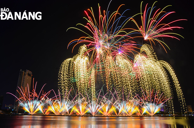 Fireworks displays like falling galaxies evoke happiness and luck in people. Photo: Xuan Son