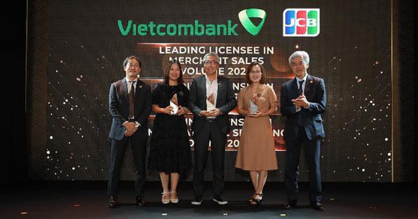 Vietcombank ទទួលបានកិត្តិយសជាមួយនឹងពានរង្វាន់ធំៗជាច្រើន ដែលបញ្ជាក់ពីជំហរឈានមុខគេដ៏រឹងមាំរបស់ខ្លួន។