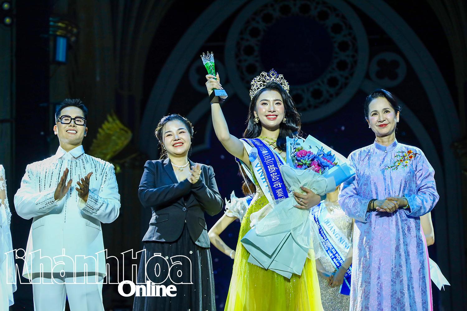 តំណាងគណកម្មាធិការរៀបចំពិធីប្រគល់រង្វាន់ជ័យលាភីលេខ១ដល់សម្រស់ Phung Thi Thanh Hang។