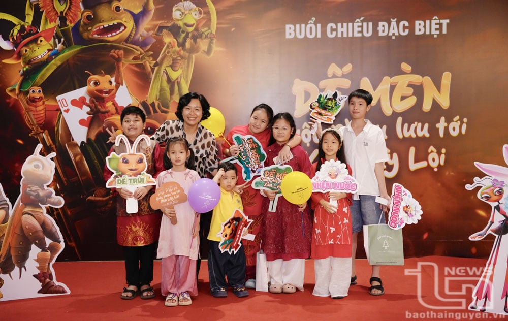 Đạo diễn Mai Phương chụp ảnh kỷ niệm cùng khán giả nhí tại rạp.