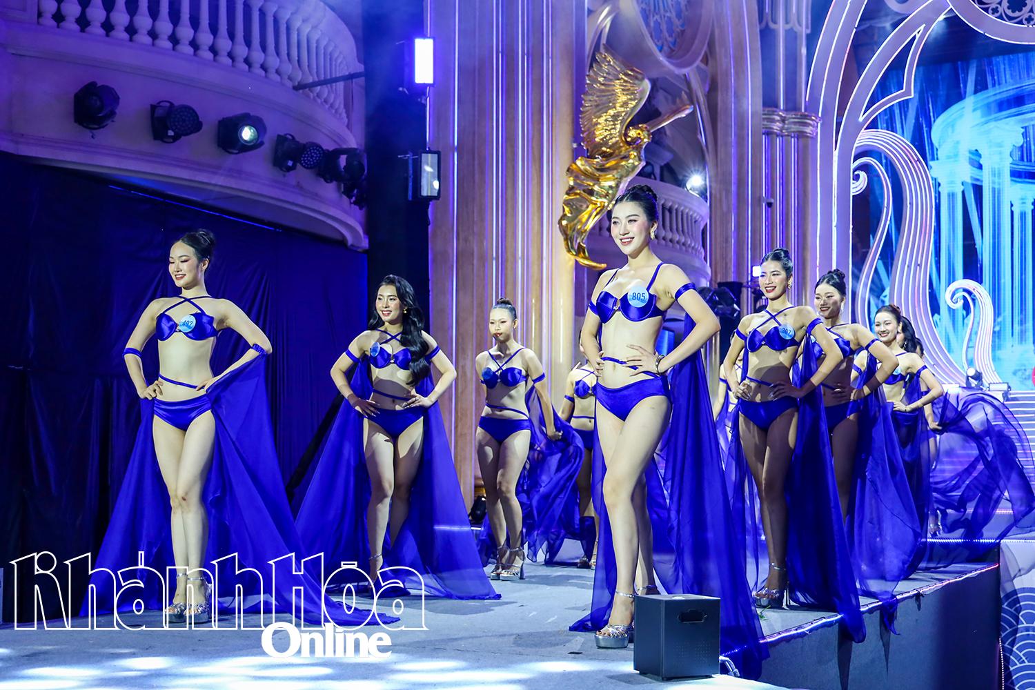 បេក្ខជនសម្តែងក្នុងឈុតហែលទឹក។