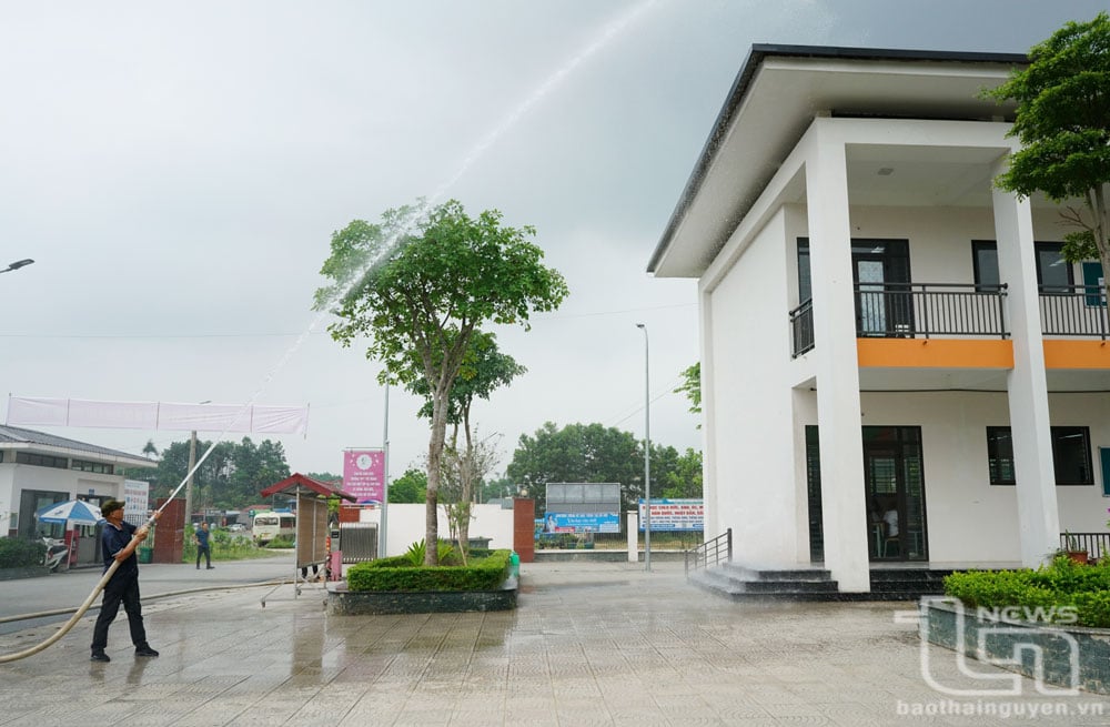 ทีมป้องกันและดับเพลิงโรงเรียนมัธยมตั๊กตรังตรวจสอบและทดสอบระบบปั๊มน้ำดับเพลิง