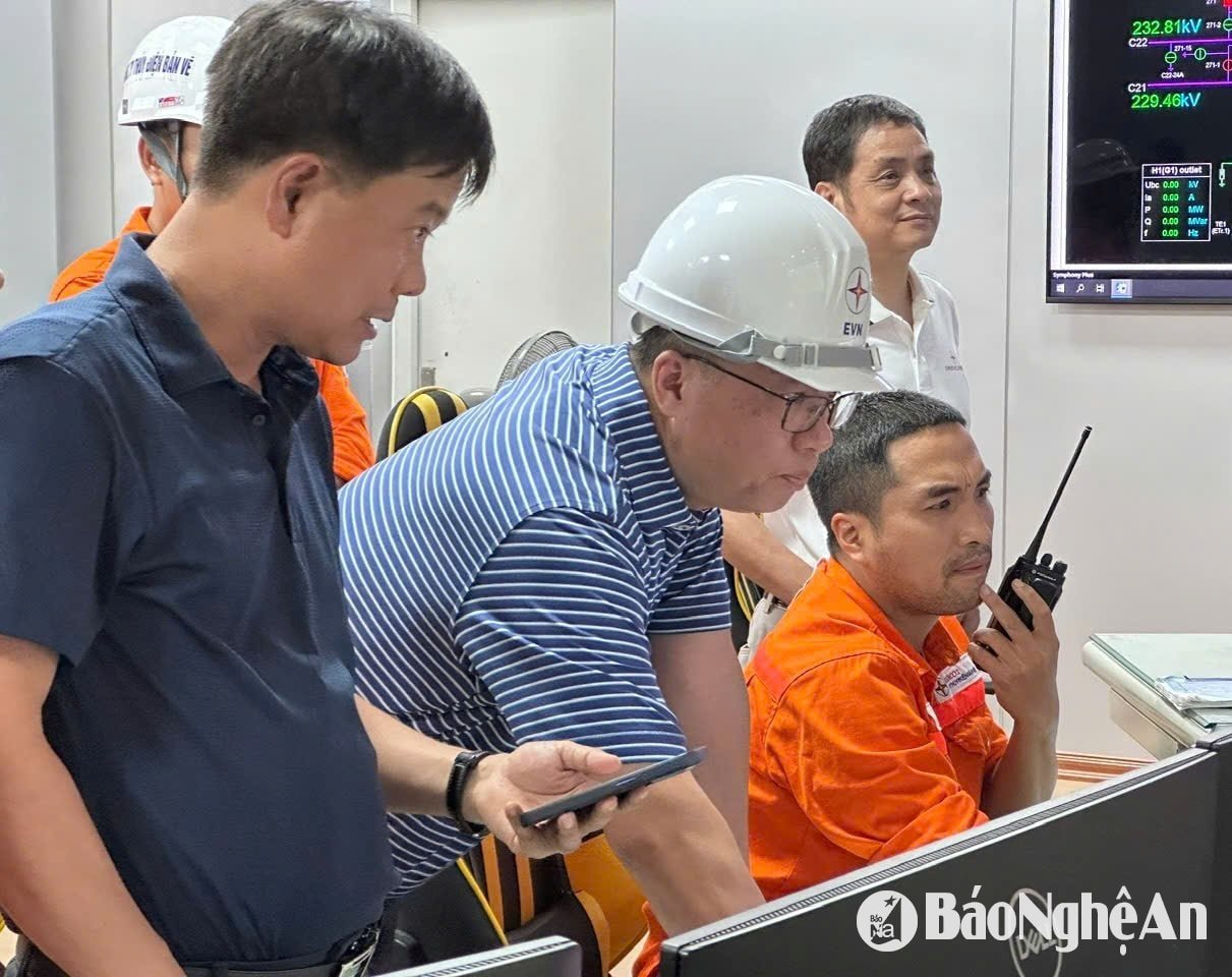 Kiểm tra công tác vận hành. Ảnh: Linh Chi