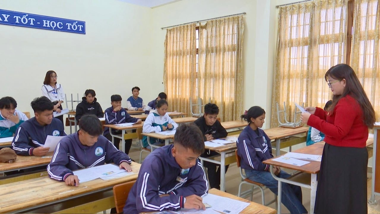 tăng cường công tác ôn tập cho học sinh lớp 12 để  được chuẩn bị đầy đủ kiến thức để tham gia kỳ thi tốt nghiệp THPT năm 2025