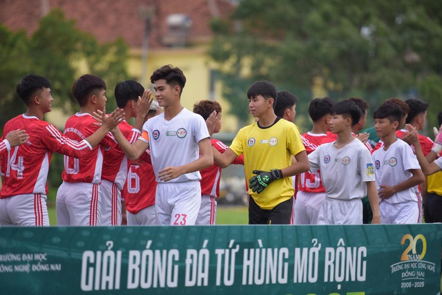2 cựu danh thủ Cảng Sài Gòn ghi bàn ở vòng loại World Cup đối đầu ở giải DNTU- Ảnh 3.
