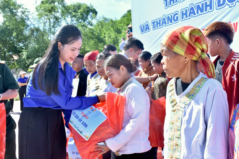 เลขาธิการสหภาพเยาวชนจังหวัดห่าติ๋ญ เหงียน นี เฮือง มอบของขวัญประกันสังคมให้กับชาวเผ่าชุต