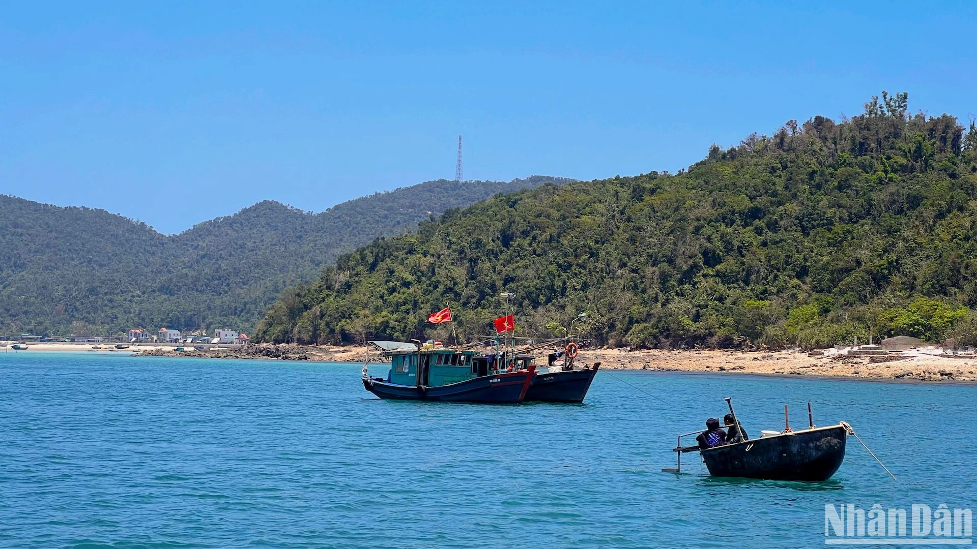 Mùa hạ vàng, sóng biếc trên vùng biển đảo Thanh Lân ảnh 1
