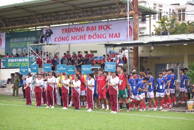 2 cựu danh thủ Cảng Sài Gòn ghi bàn ở vòng loại World Cup đối đầu ở giải DNTU- Ảnh 5.