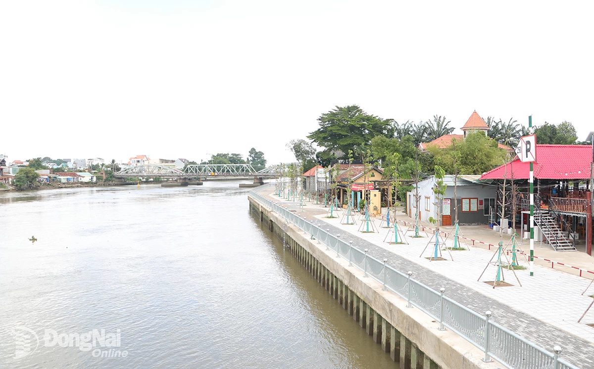 Dự án Kè gia cố sông Đồng Nai đoạn từ đình Phước Lư đến khu dân cư dọc sông Rạch Cát đã hoàn thành xây dựng vào giữa tháng 5 vừa qua. Ảnh:P.Tùng