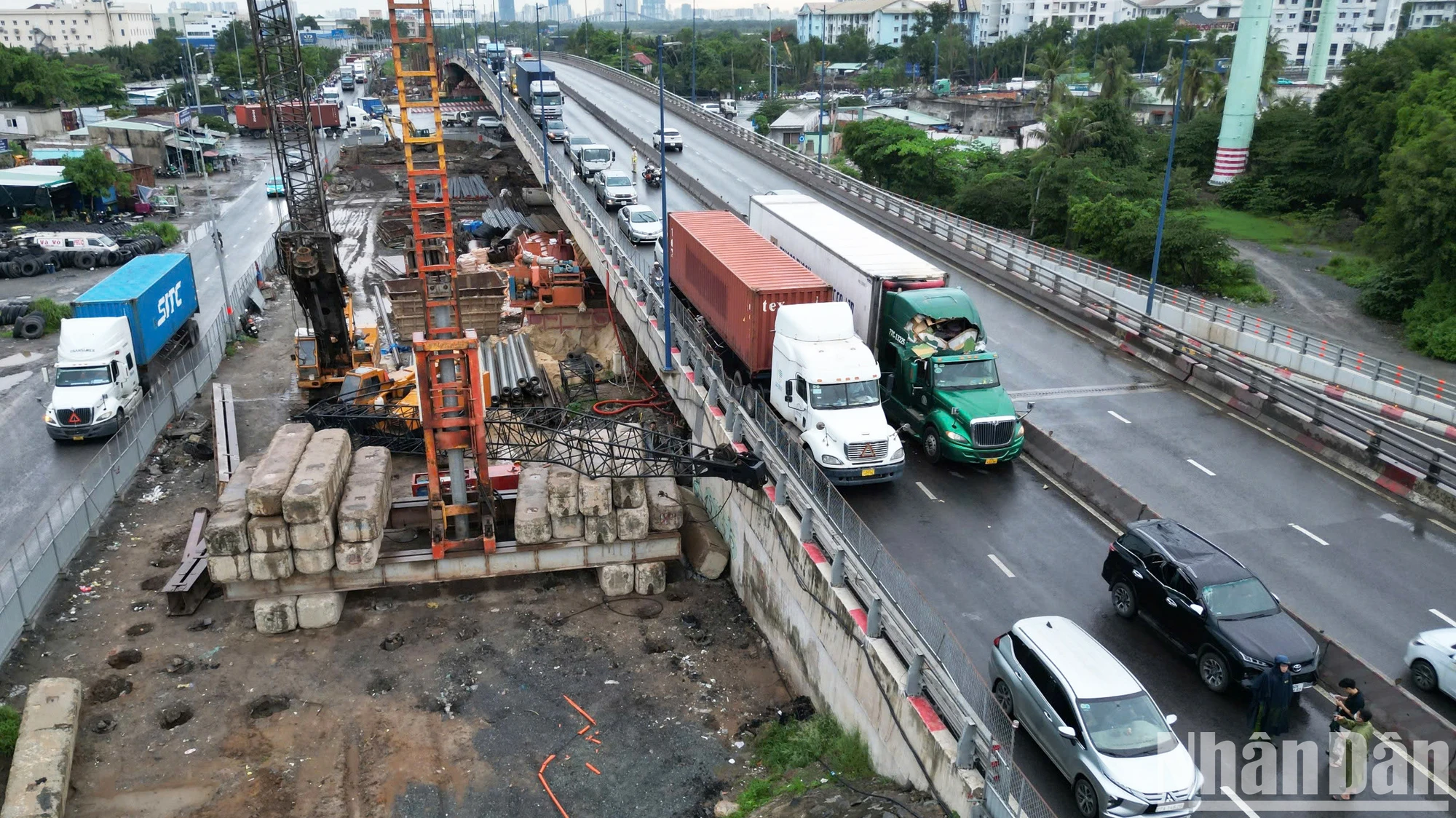 [Ảnh] Cần cẩu đổ đè xe đầu kéo container và ô-tô tại công trình giao thông ảnh 6