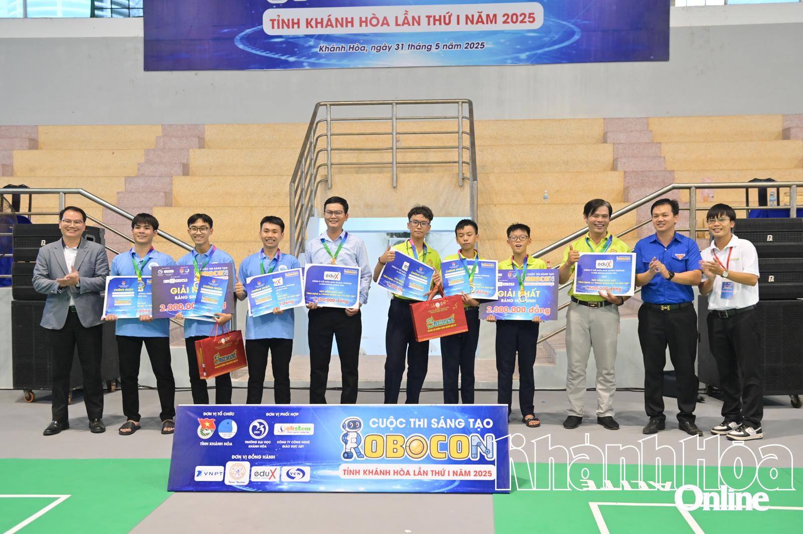 Ban tổ chức trao giải nhất bảng học sinh và sinh viên cho hai đội thi xuất sắc.