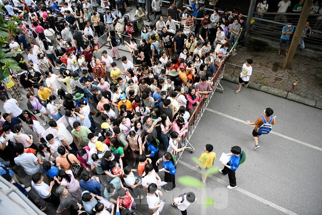 'Nghẹt thở' đua vào Trường Nguyễn Tất Thành, 1 chọi 18 ảnh 1