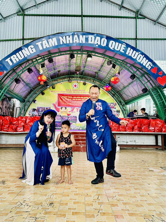 Ca sĩ Bích Thủy mang 