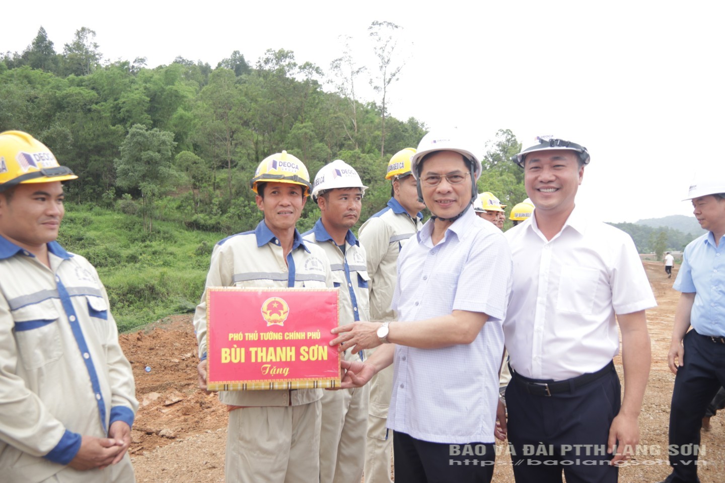 Le vice-Premier ministre a encouragé les officiers et les ingénieurs travaillant sur le chantier.