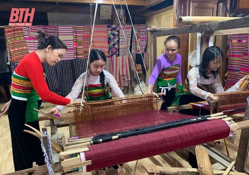 Ba Thuoc យកចិត្តទុកដាក់លើការអប់រំតម្លៃវប្បធម៌ប្រពៃណី វត្ថុបុរាណ និងវប្បធម៌នៅក្នុងសាលារៀន។