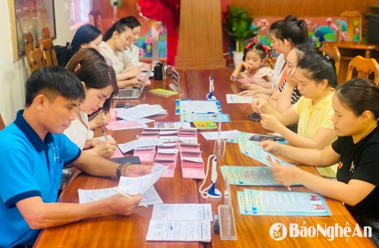 parents-register-for-courses-at-viet-duc-children's-home.-anh-my-ha.jpg