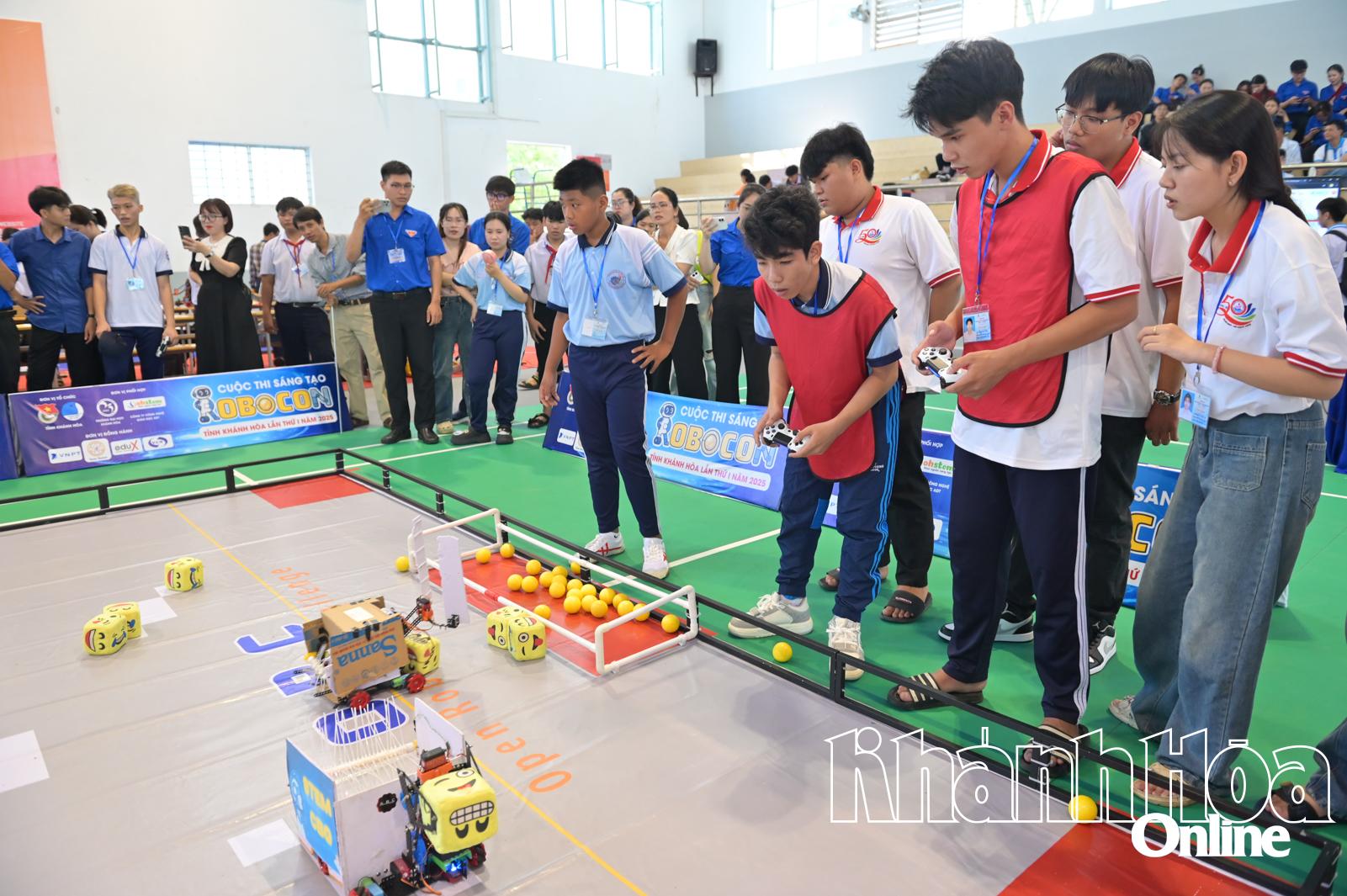 Các đội thi tài với hình thức điều khiển robot thu thập các vật phẩm, đưa vào khung thành để tính điểm.