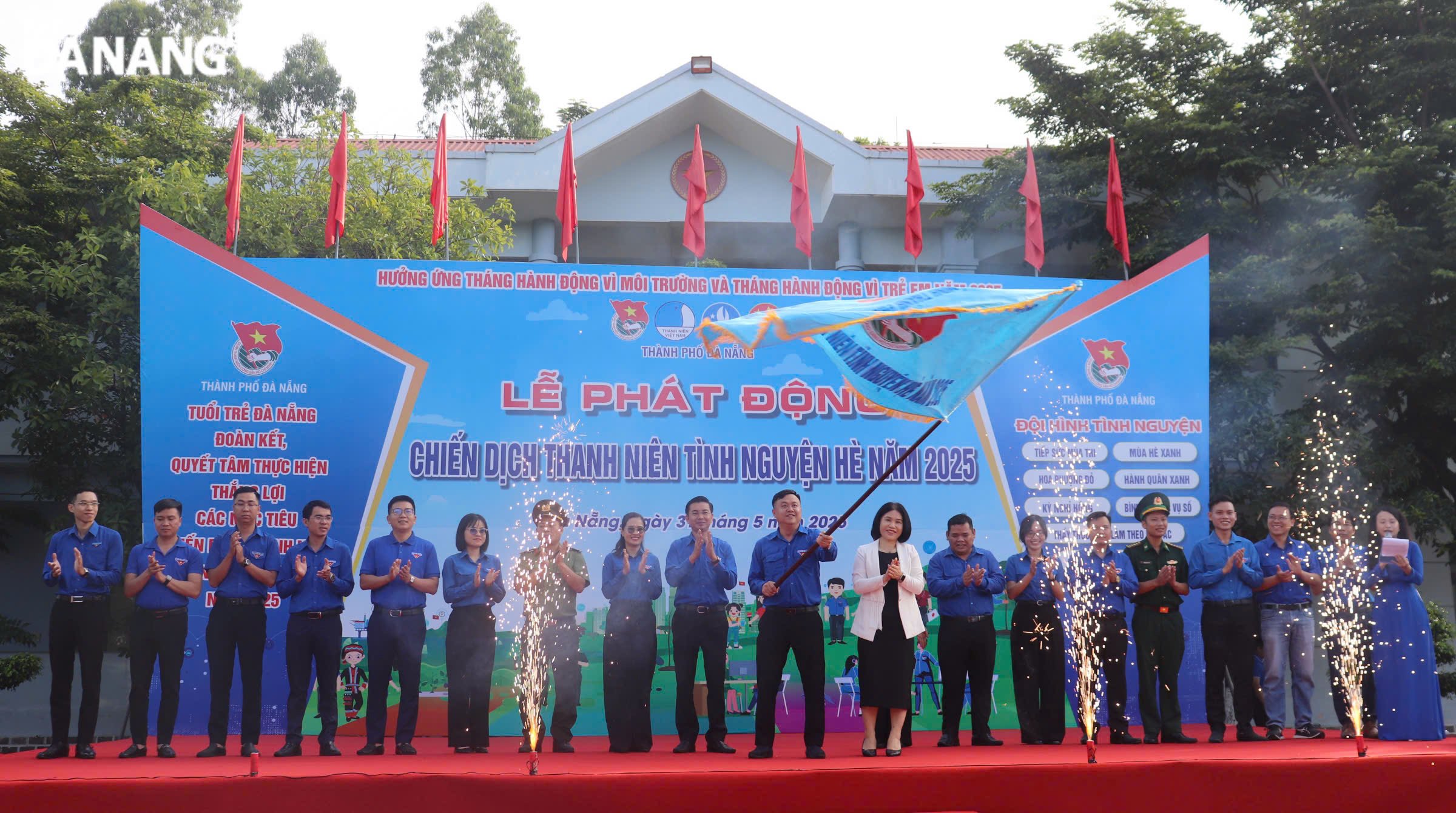 Bí thư Thành Đoàn Lê Công Hùng phất cờ khởi động hưởng ứng chiến dịch “Thanh niên tình nguyện hè” năm 2025. Ảnh: KHÁNH NGÂN