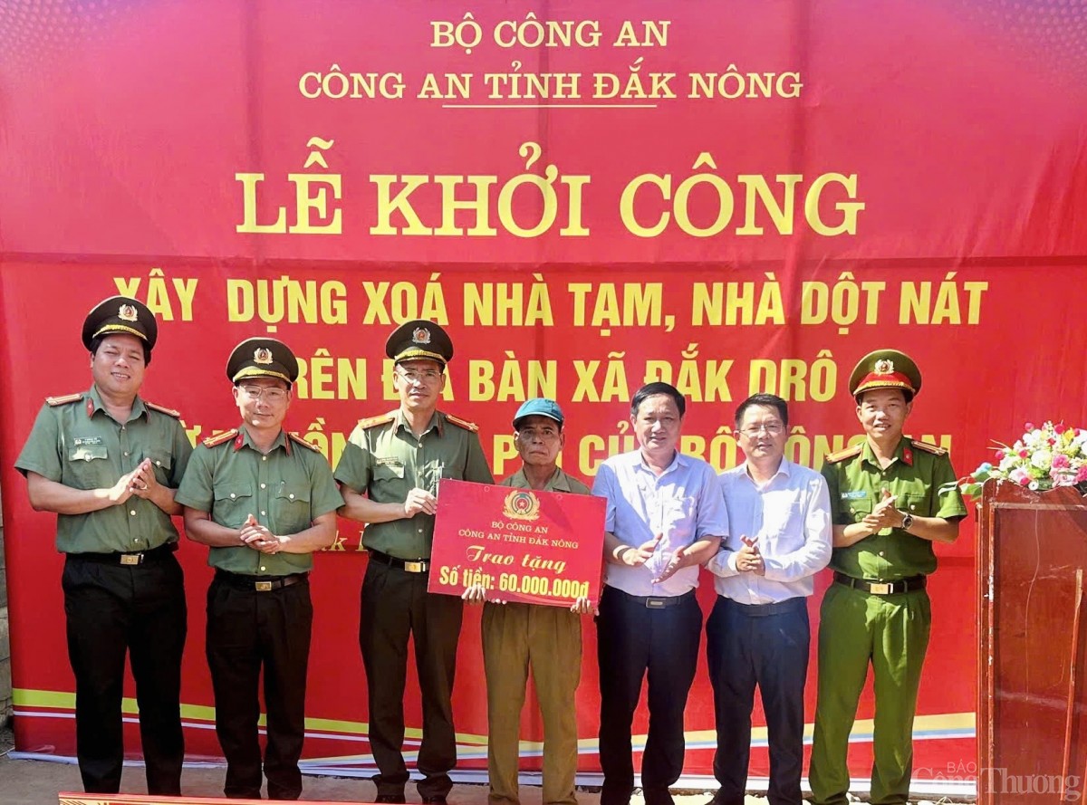 Bài 2: Áo xanh về với buôn làng