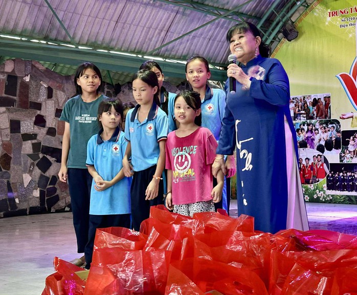 Ca sĩ Bích Thủy mang 