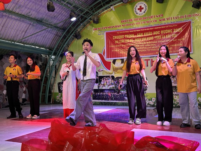 Ca sĩ Bích Thủy mang 