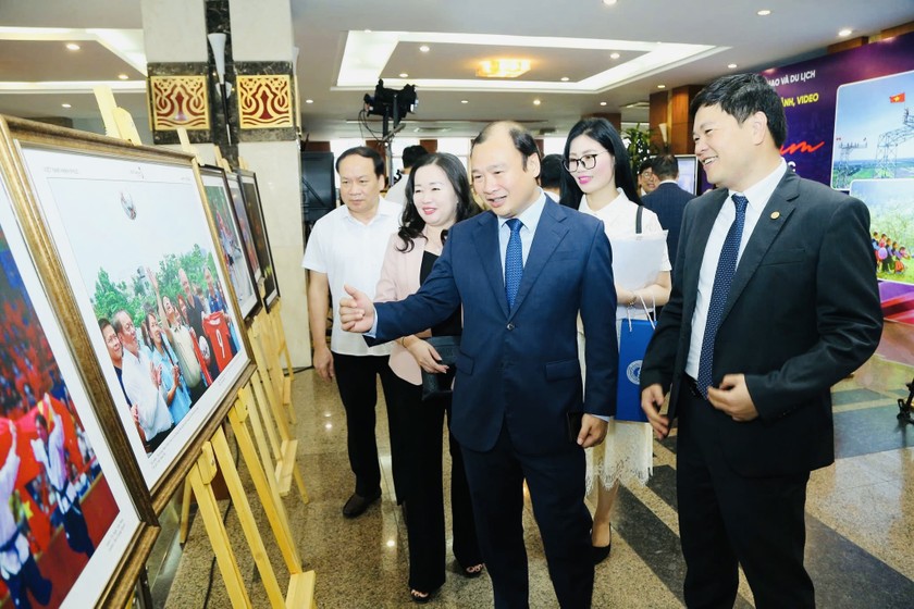 Các đại biểu tham quan Triển lãm ảnh Việt Nam hạnh phúc - Happy Việt Nam".