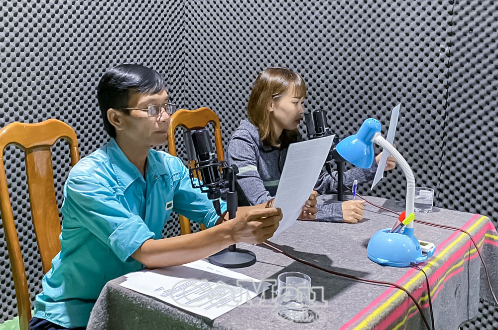 Nhân viên Tổ thông tin truyền thông thuộc Phòng Văn hoá, Khoa học và Thông tin huyện chuẩn bị các điều kiện để ghi âm chương trình phát trên sóng loa truyền thanh.