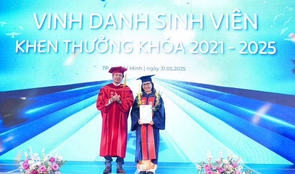 Nữ sinh bất ngờ được “chú bộ đội” cầu hôn trong lễ tốt nghiệp đại học - 6