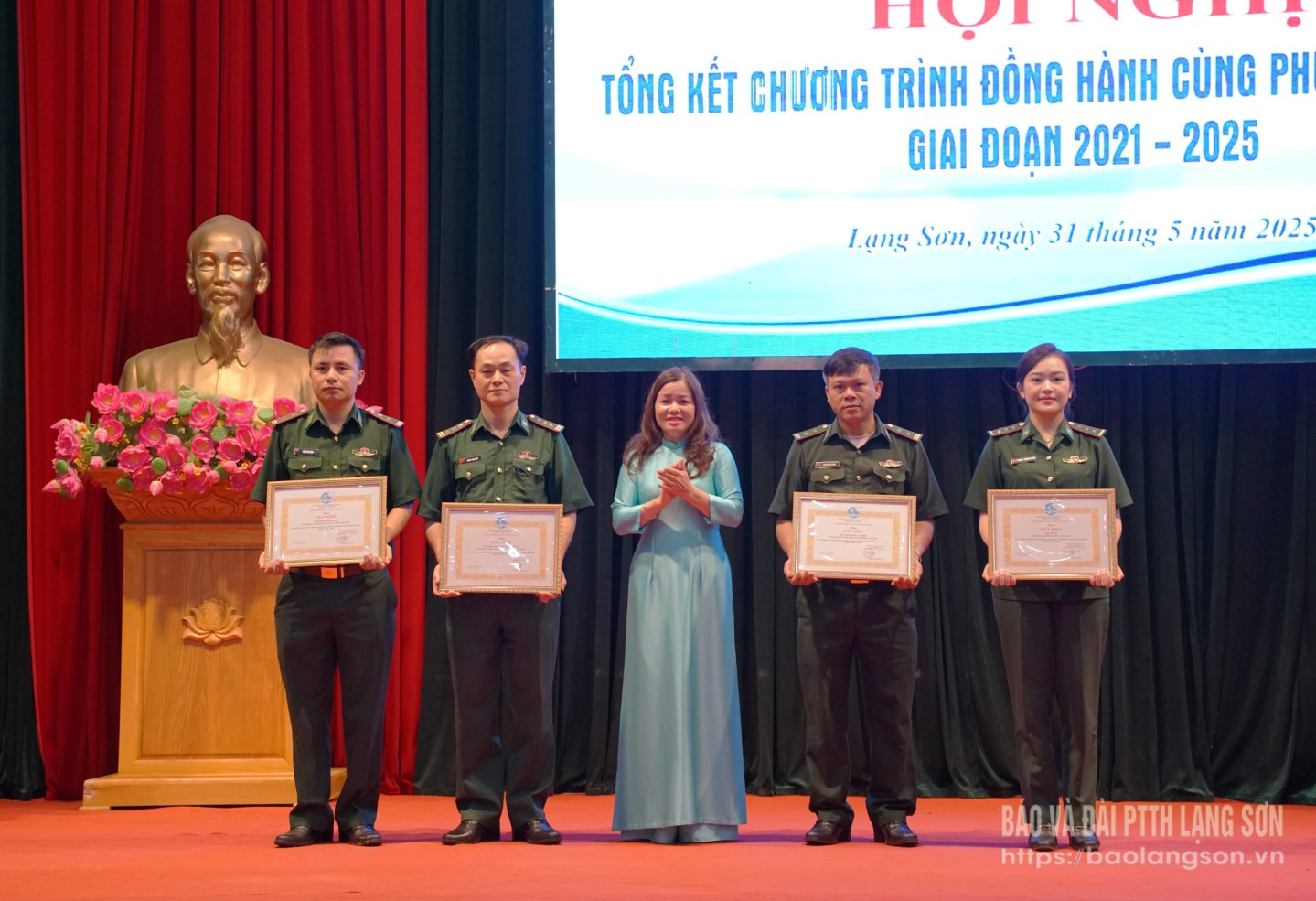Lãnh đạo Hội LHPN tỉnh trao giấy khen cho các tập thể có thành tích xuất sắc