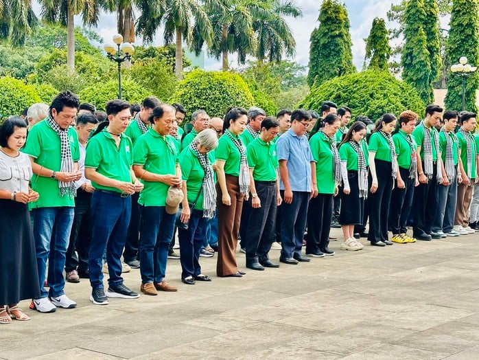 Nhạc sĩ Mai Trâm phát biểu xúc động tại Nghĩa trang liệt sĩ tỉnh Gia Lai - Ảnh 2.