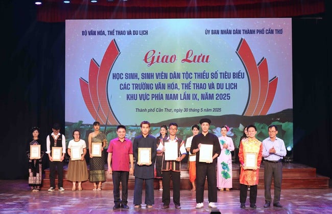 Giao lưu HSSV dân tộc thiểu số tiêu biểu năm 2025: Lan toả khát vọng vươn lên, gìn giữ bản sắc dân tộc Việt Nam - Ảnh 7.