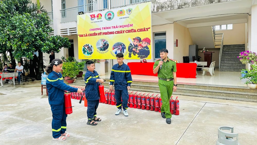 Hướng dẫn các em thiếu nhi cách sử dụng bình cứu hỏa