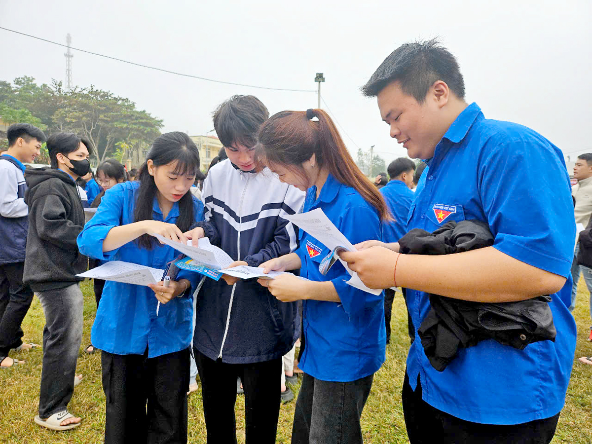 Các em học sinh trường THPT Bắc Mê (Bắc Mê) tìm hiểu các vị trí việc làm tại Hội chợ việc làm huyện năm 2024